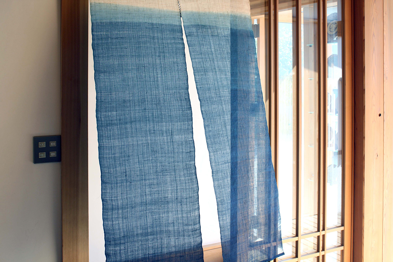 藍染麻暖簾(グラデーション) - 藍染-阿波正藍・しじら織・服・デニム 
